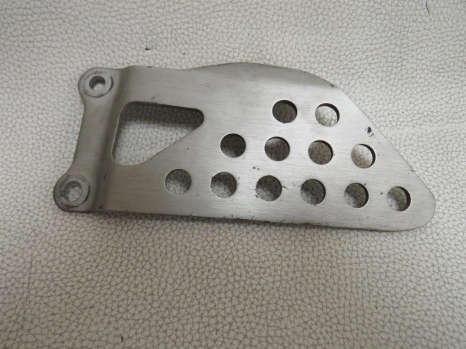protector estribera derecha suzuki gsx r 1000 2003